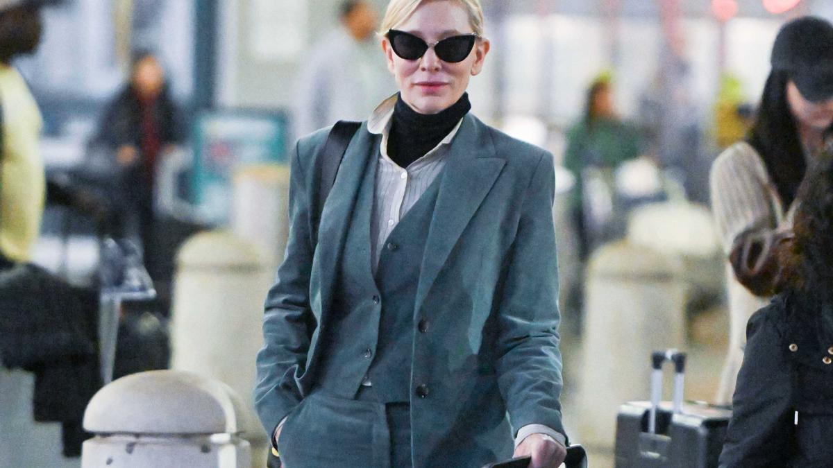 Cate Blanchett demuestra que, para volar cómoda y elegante, un traje de chaqueta ha de ir por delante