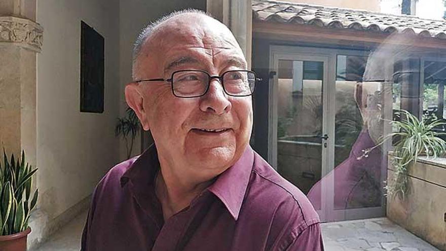 El sacerdote y fundador de Projecte Home, Tomeu CatalÃ , ayer, en su residencia en el centro de Palma.