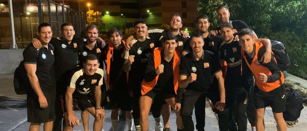 La plantilla del Trasmapi UD Ibiza HCE festeja en Madrid el pase de ronda en la Copa.   | HCE