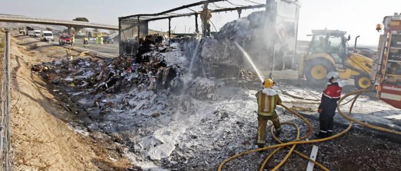 Los bomberos, en Villena tras incendiarse un tráiler en la A-31.