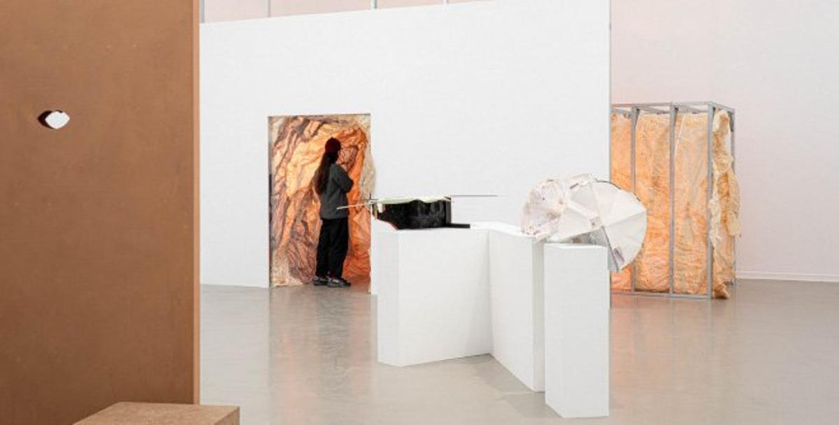 Los artistas son Élan d'Orphium, Hodei Herreros, Claudia Pagès, Maya Pita-Romero, Víctor Ruiz Colomer, y Victor Santamarina