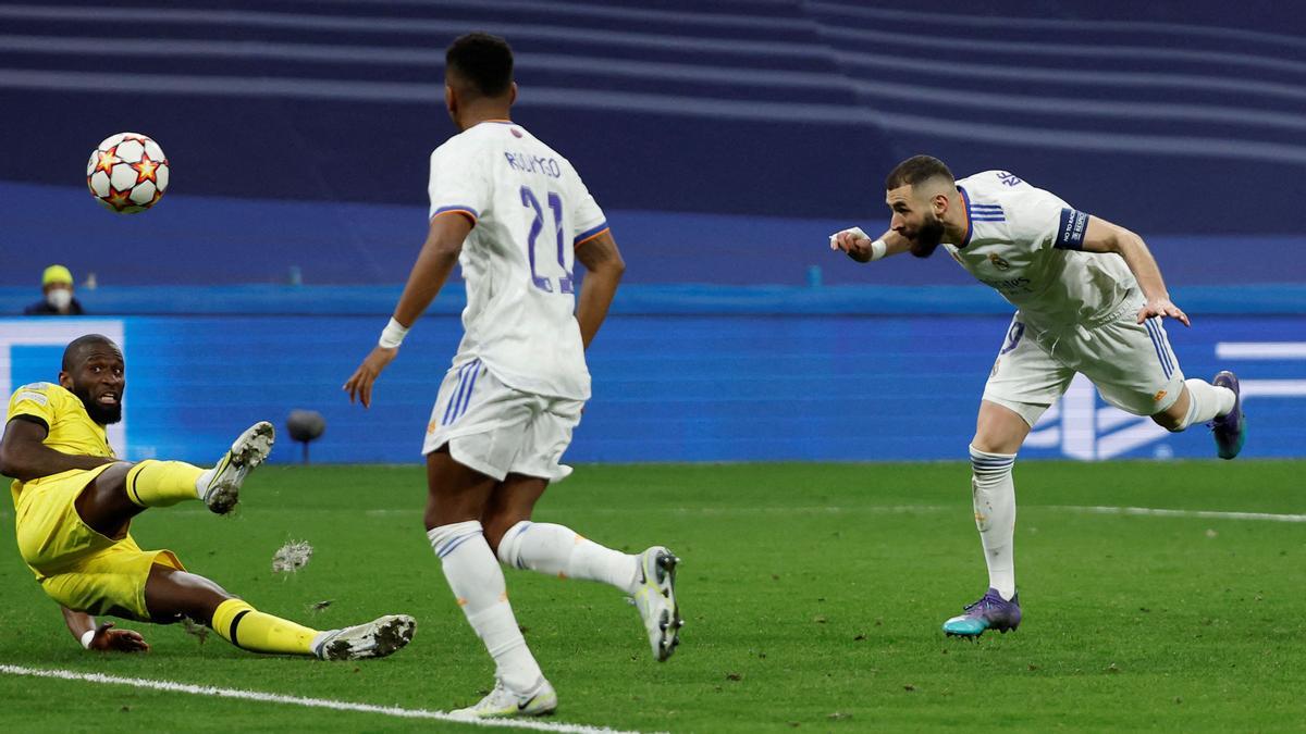 Soccer Football - Champions League - Quarter Final - Second Leg - Real Madrid v Chelsea - Santiago Bernabeu, Madrid, Spain - April 12, 2022 Real Madrid's Karim Benzema scores their second goal REUTERS/Juan Medina