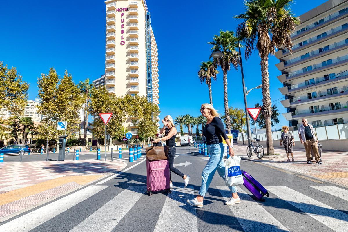 La imagen de viajeros con maletas se repetirá estos días en todos los destinos vacacionales de la provincia.