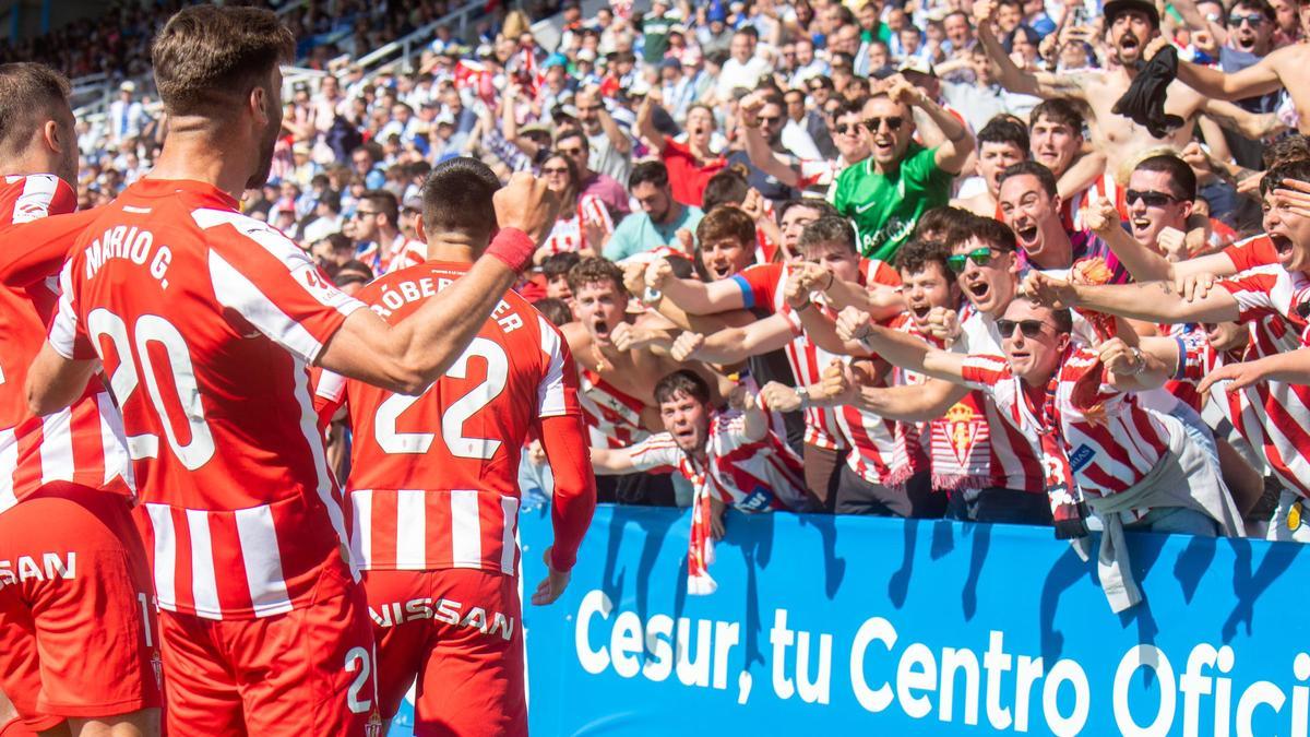 Los jugadores del Sporting celebran el gol en Butarque con la afición rojiblanca.