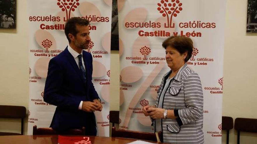 Leandro Roldán (izquierda) charla con María Nieves Andrés.