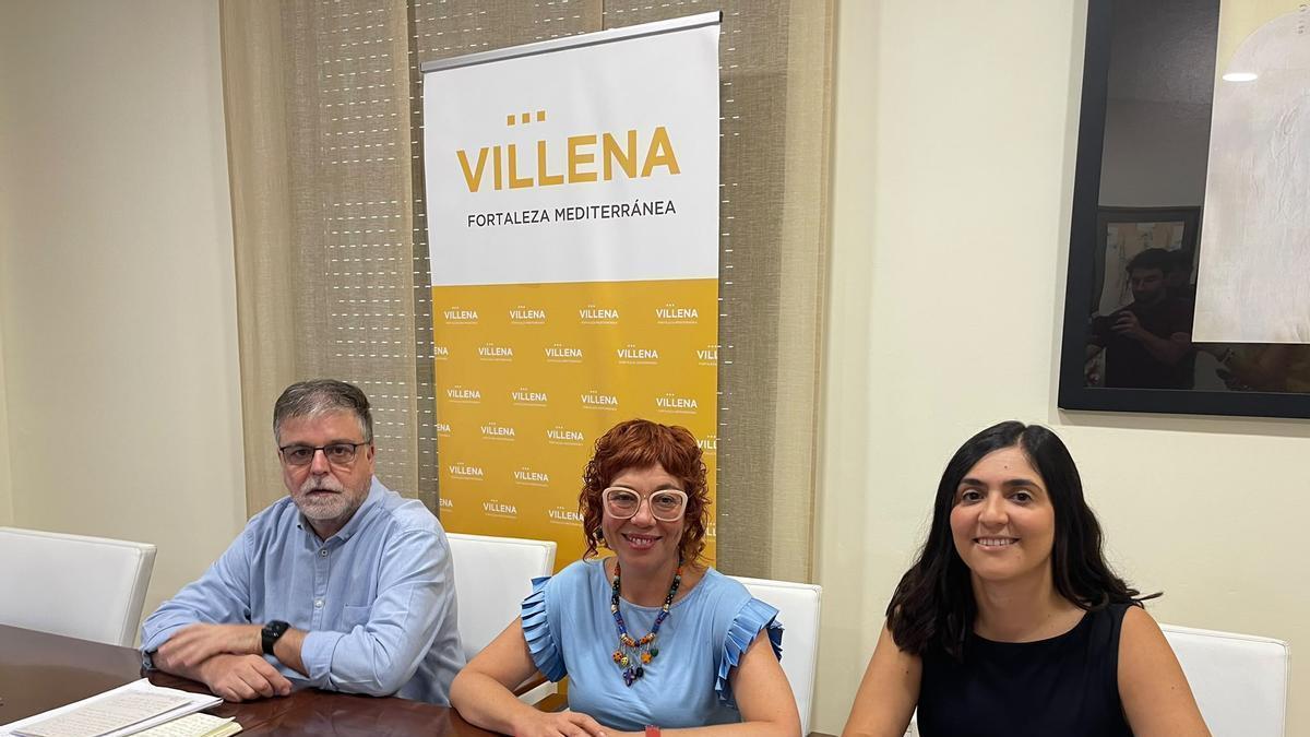De izquierda a derecha, el alcalde de Villena, Fulgencio Cerdán; la diputada autonómica Romina del Rey; y la edil de Servicios Sociales, Alba Laserna.