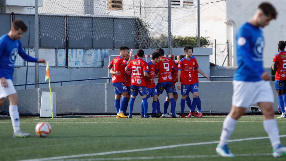 Los futbolistas del Portmany, en plena celebración de uno de sus goles al Binissalem.  | JUAN A. RIERA