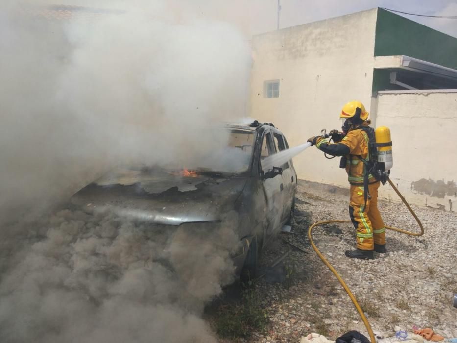 Intervención de los bomberos en la calle Pío Baroja de Torrevieja