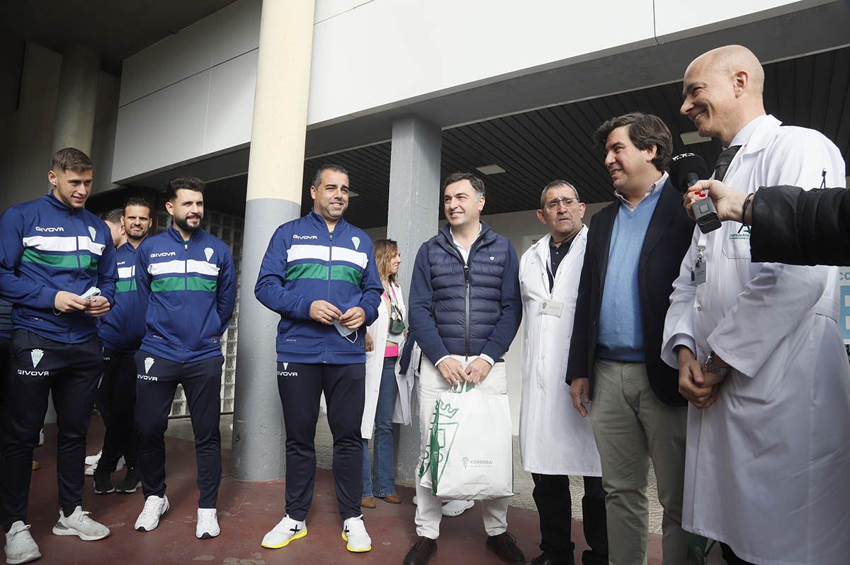 La visita del Córdoba CF al Hospital Reina Sofía en imágenes