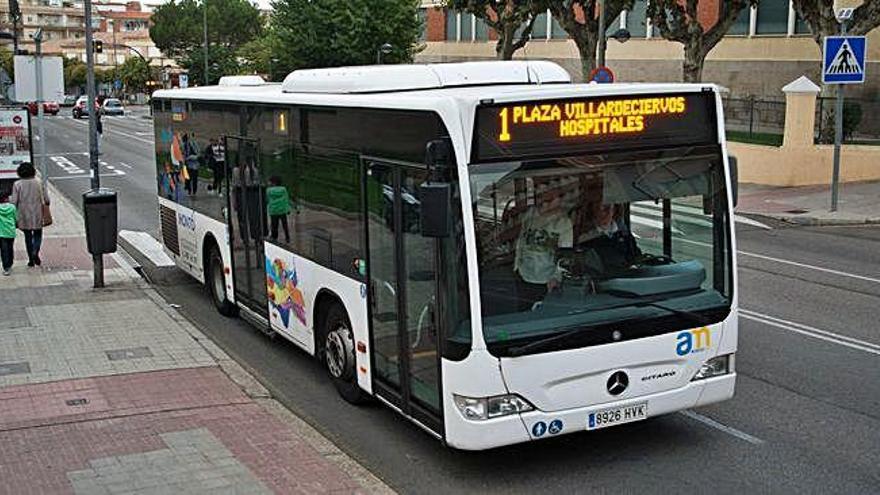 Un autobús urbano de la línea 1 en el Colegio Universitario.