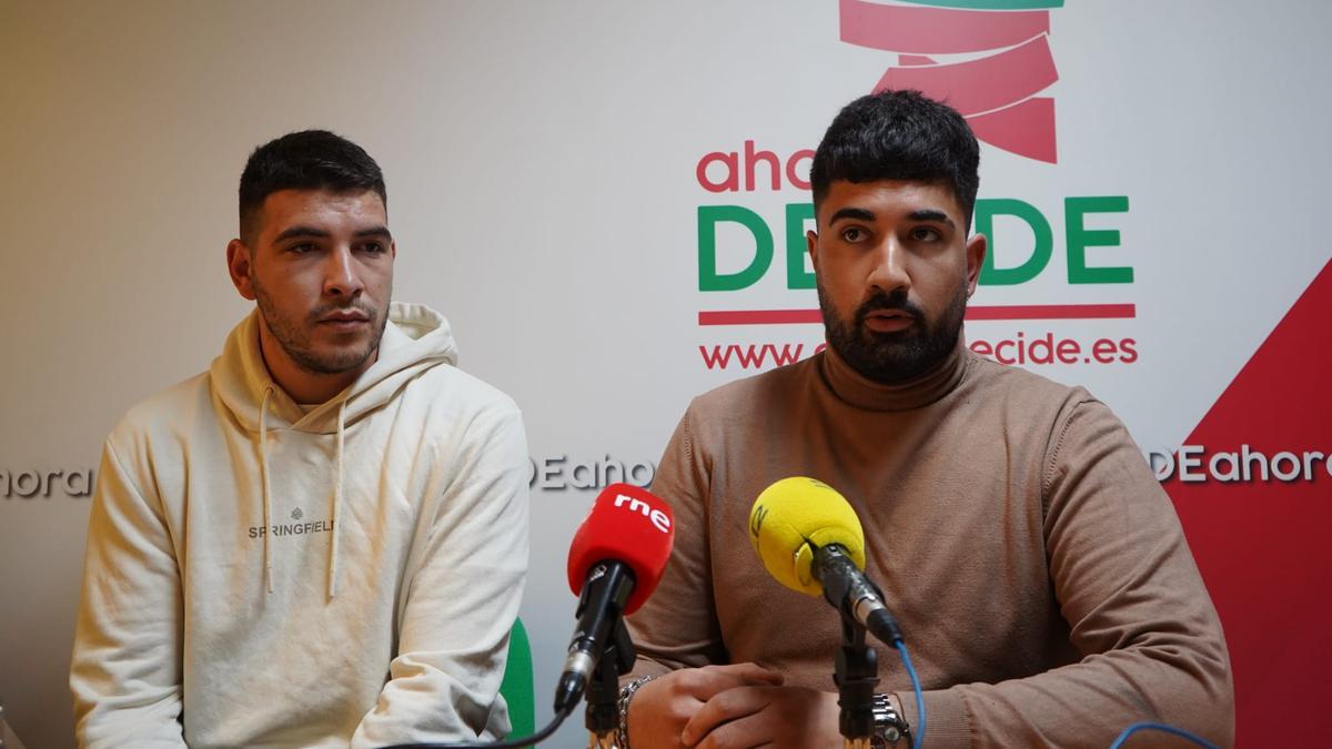 Christofer Ferrero e Iván Santos, durante su comparecencia en la sede de Ahora Decide en Zamora.