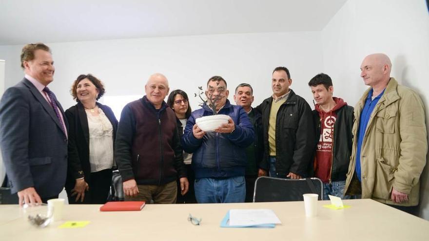 Participantes en la presentación y usuarios del centro de Pando, con el árbol de metal que simboliza el proyecto.