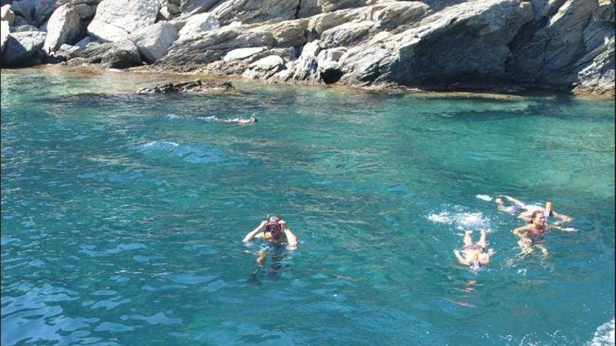 Gent banyant-se a la Cala Rostella