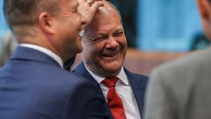 El ministro de Economía de Alemania, Olaf Scholz, en un momento distendido de la reunión del Ecofin. 