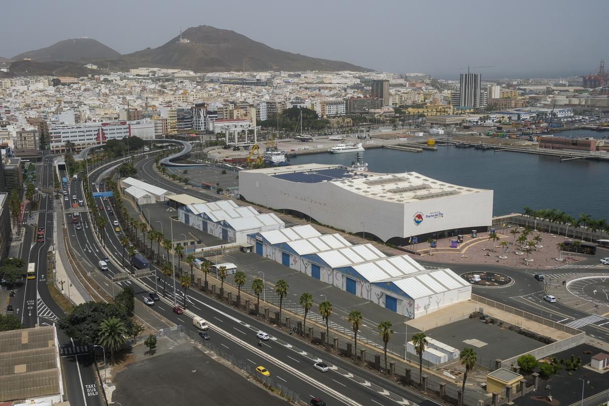 Naves de Cruz Roja y el PMA en el Puerto de Las Palmas, en la zona donde se continuará la construcción del parque