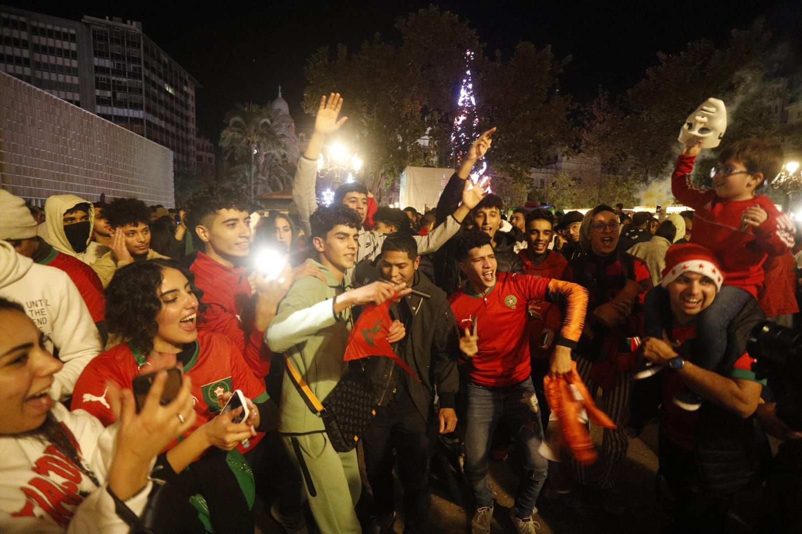 Cientos de marroquís celebran en la plaza del Ayuntamiento de València su pase a semifinales