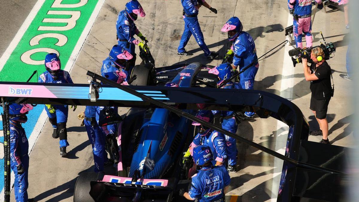 Momento en el que retiran el coche de Fernando Alonso.