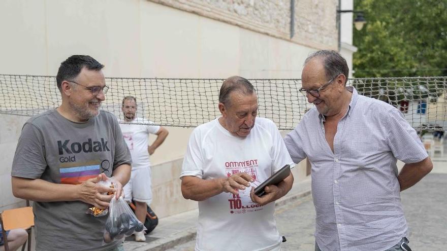 Ontinyent homenajea a Vicent Lluch en la última partida antes de reformar el Carrer de la Pilota