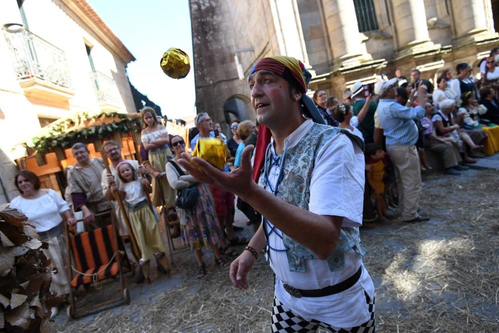 Miles de asistentes consolidan la Feira Franca como una de las fiestas históricas más destacadas de Galicia