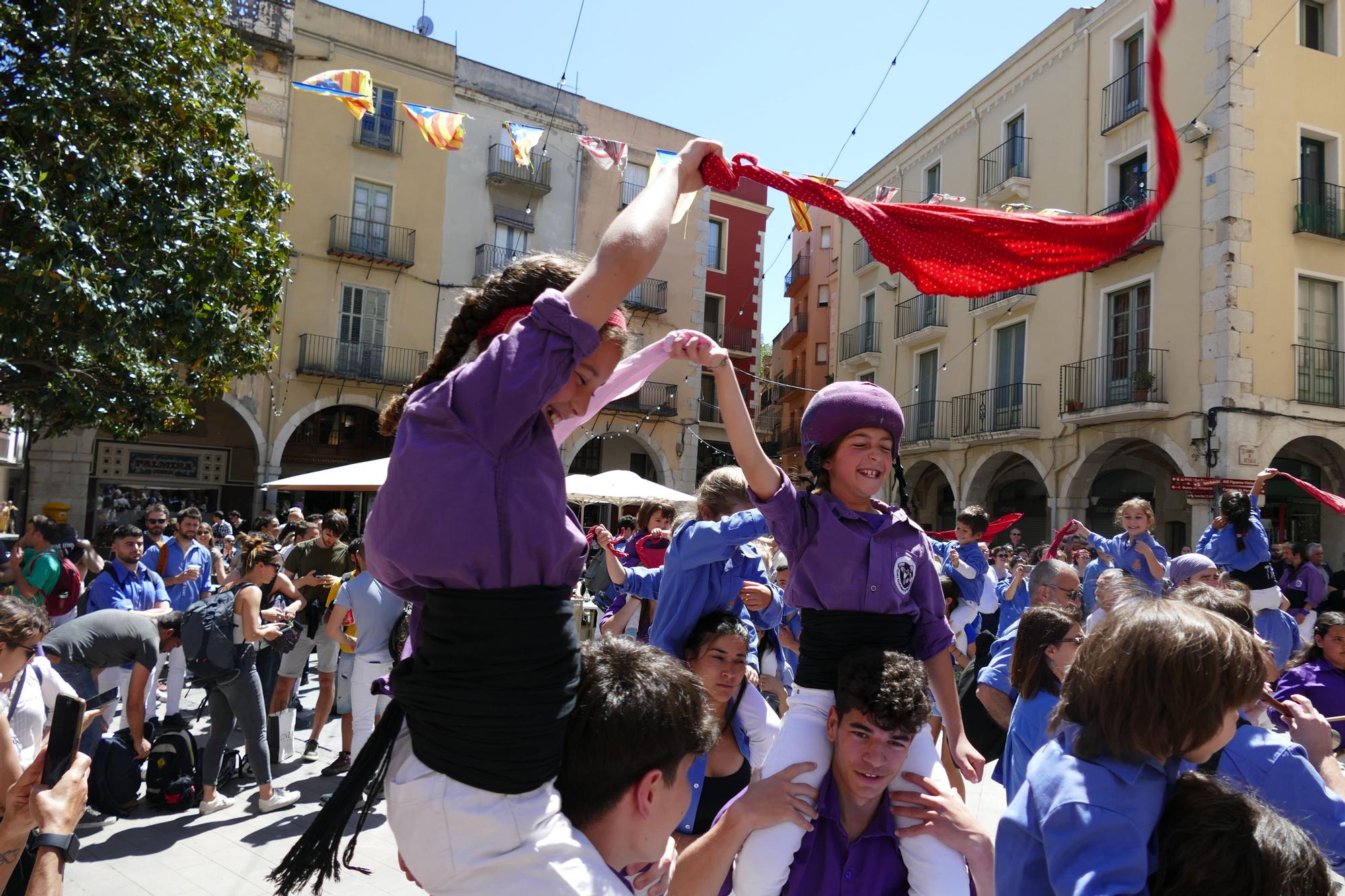La plaça es tenyeix de colors amb la Diada Castellera de Santa Creu