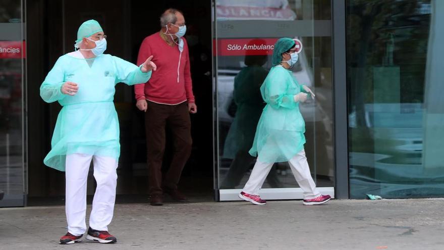 Dos sanitarios en las inmediaciones del hospital La Fe de València.