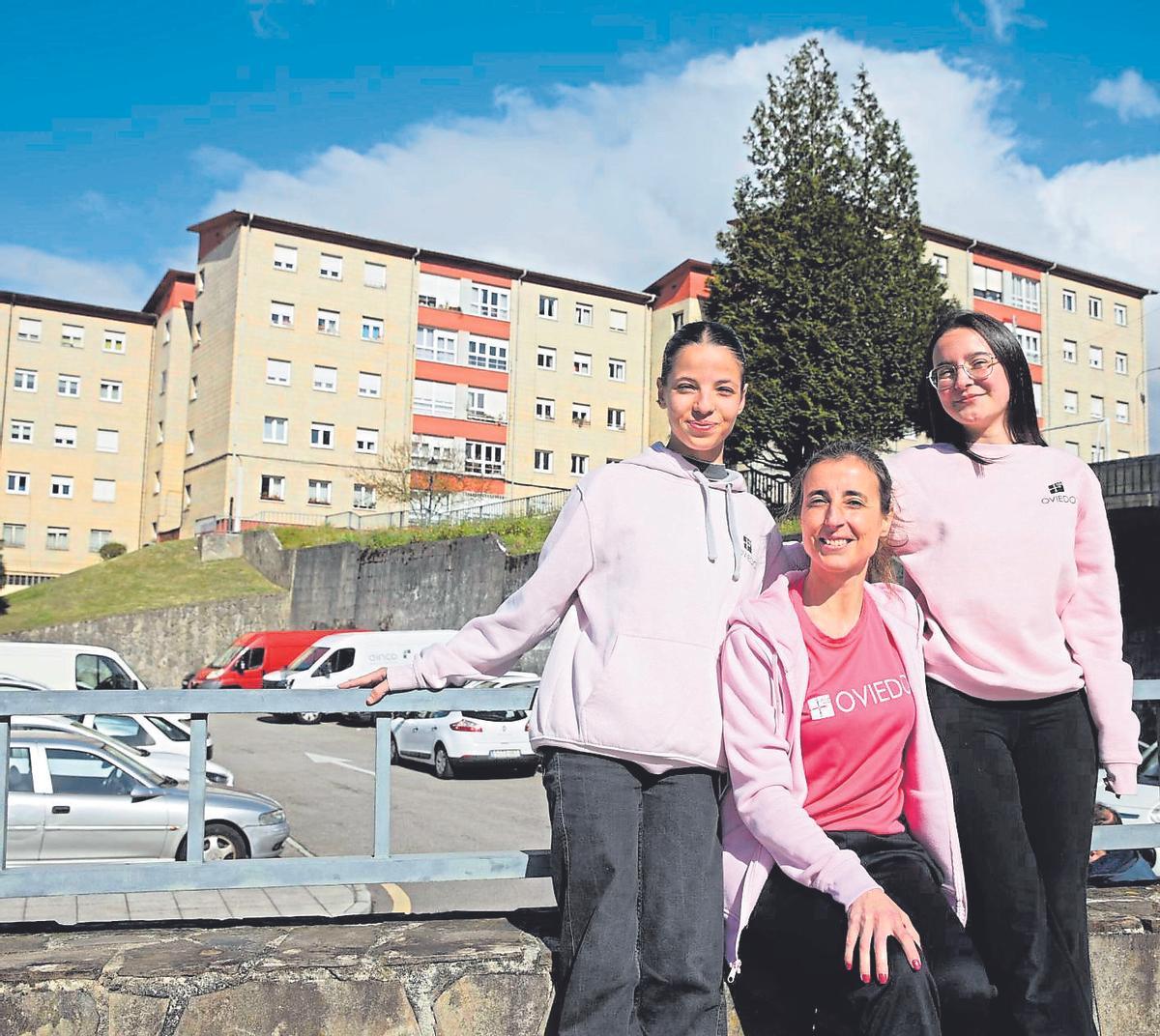 Carlota Martín (a la izquierda) y Sara Granda (a la derecha), ambas entrenadoras y vecinas de Otero, flanquean a Muriel García, la directora técnica y primera entrenadora  del Club Escuela Rítmica de Oviedo (CERO).