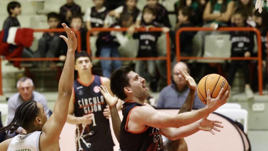 Samu Barros trata de encestar, ayer en el Palacio de Gijón.  | MARCOS LEÓN