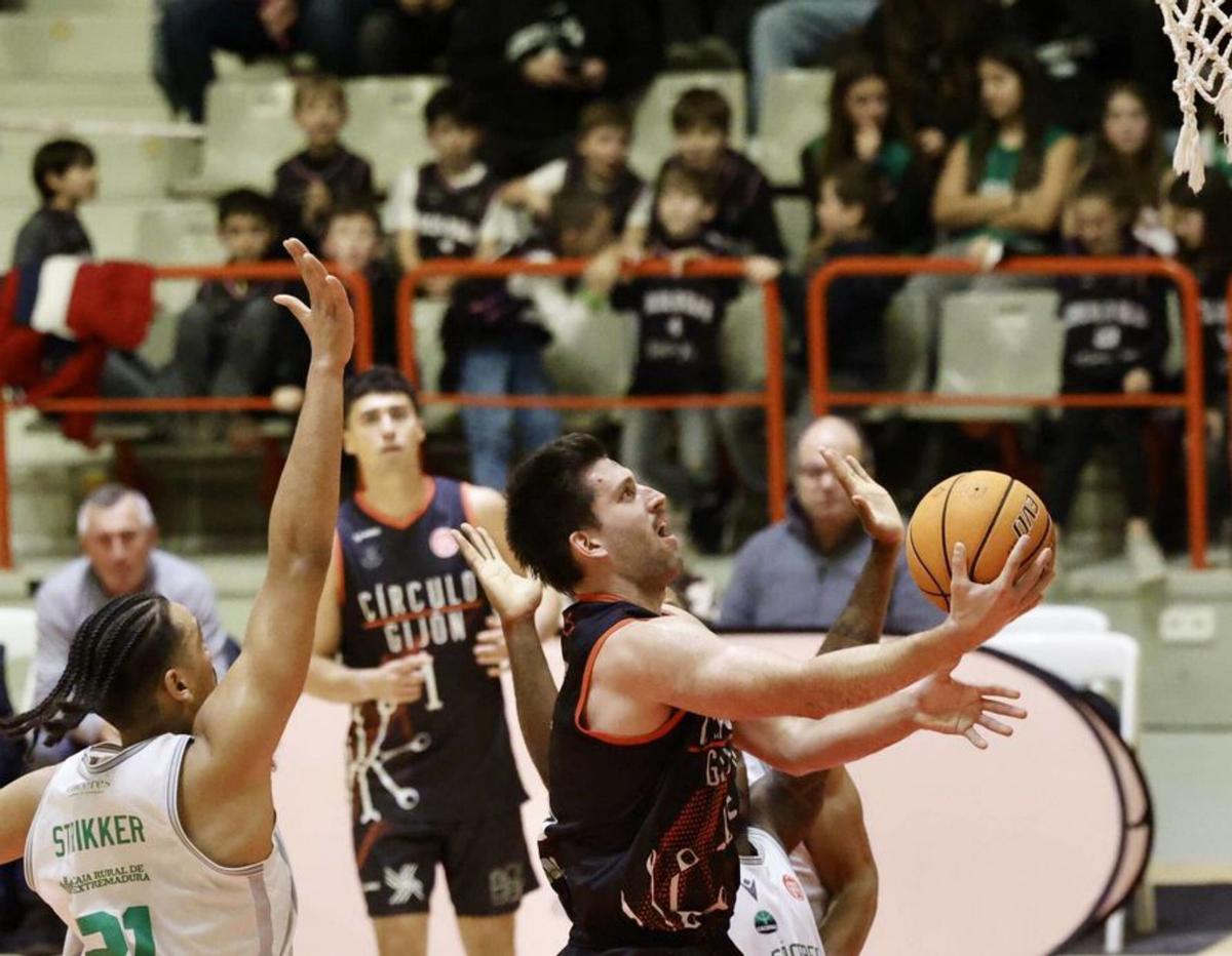 Samu Barros trata de encestar, ayer en el Palacio de Gijón.  | MARCOS LEÓN