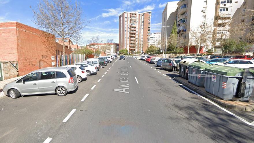 Intervienen de urgencia al motorista herido grave en una colisión con un coche en Cáceres