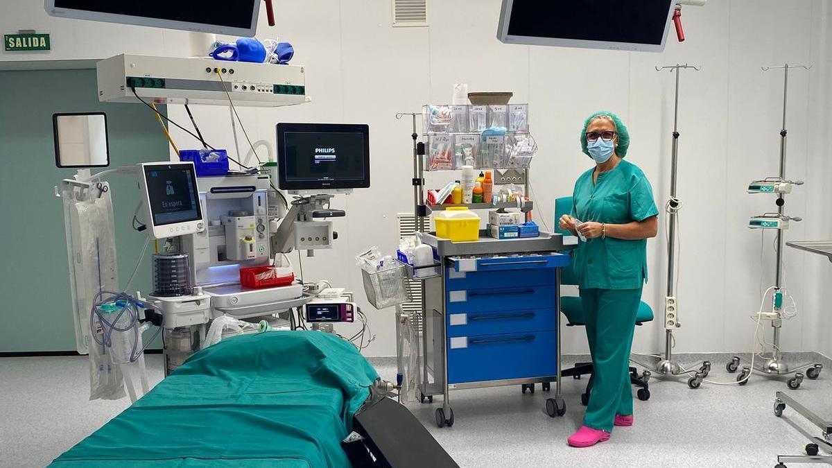 La enfermera Tere Bono, en un quirófano del nuevo hospital de Alcañiz.