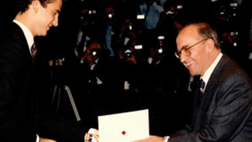 Felipe de Borbón entrega el premio &quot;Príncipe de Asturias&quot; de Ciencias Sociales a Miguel Artola, en 1991.