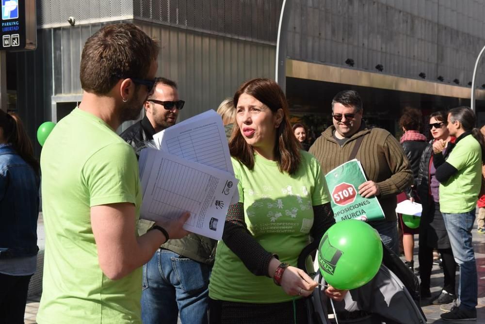 Los interinos de Educación protestan por las oposi