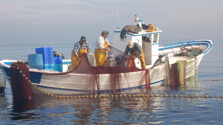 Pescadores en el Mar Menor en una imagen de archivo