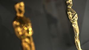 Imagen de dos estatuillas de los premios Oscar
