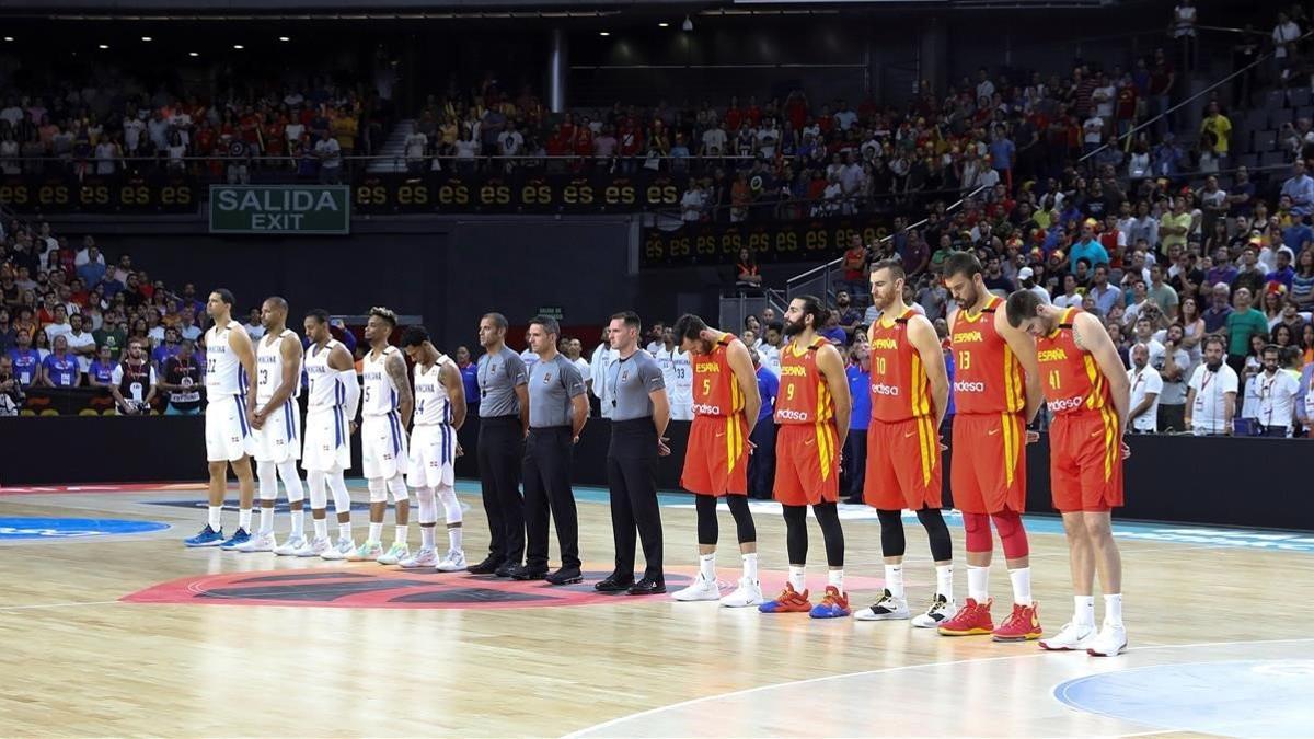 Los jugadores de España y Dominicana guardan un minuto de silencio antes del partido en homenaje a Sibilio