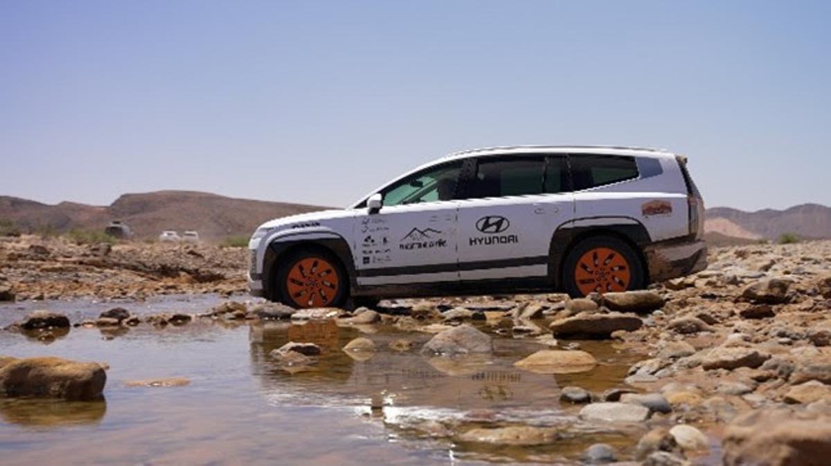 Coche de Hyundai pasando un riachuelo con piedras