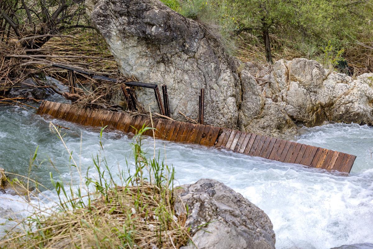 Callosa d'en Sarrià reabre en precario las Fuentes del Algar tras los graves daños por el temporal Callosa d'en Sarrià reabre en precario las Fuentes del Algar tras los graves daños por el temporal