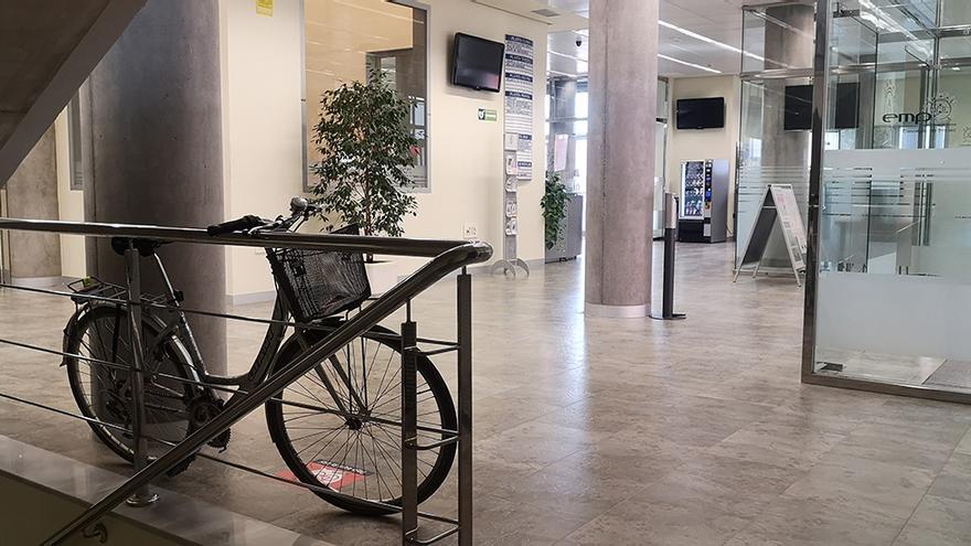 Una bicicleta en la zona habilitada para dejarlas en el Centro de Desarrollo Local.