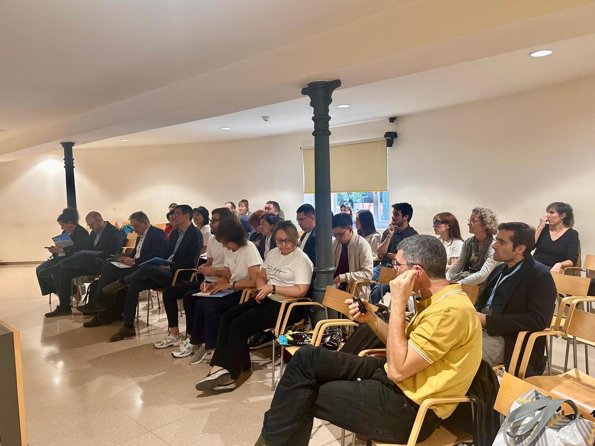 La delegació institucional a la sala d'actes del Casino de Manresa