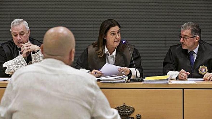 El acusado de haber abusado de su sobrina de ocho años, S. A. L. M., ante la Audiencia Provincial de Las Palmas ayer.