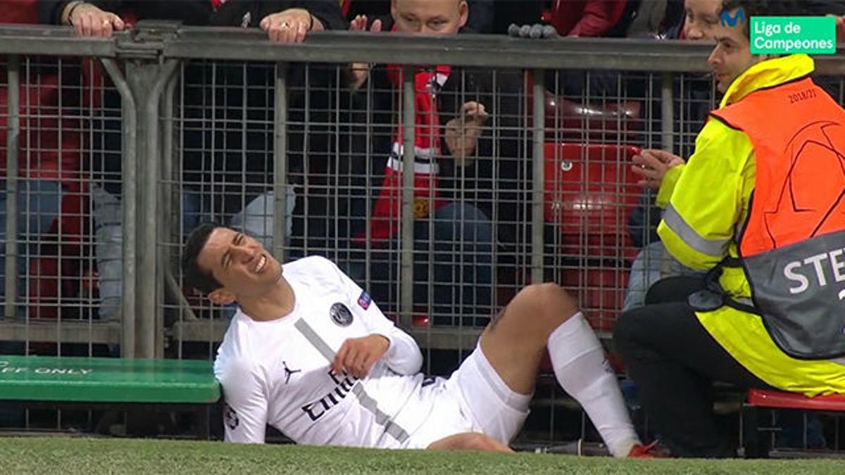¡Duele de verlo! El brutal impacto de Di María contra una valla de Old Trafford tras el empujón de un rival