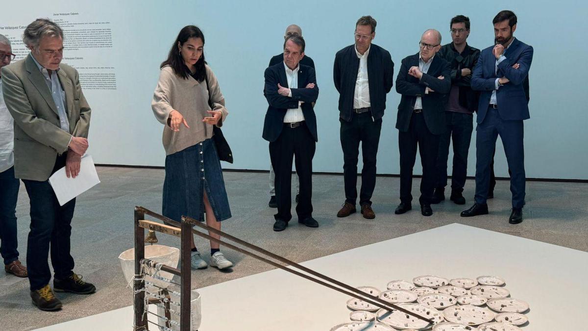 Caballero, Gómez y Cid, con artistas y comisarios de la muestra, ayer en el MARCO.
