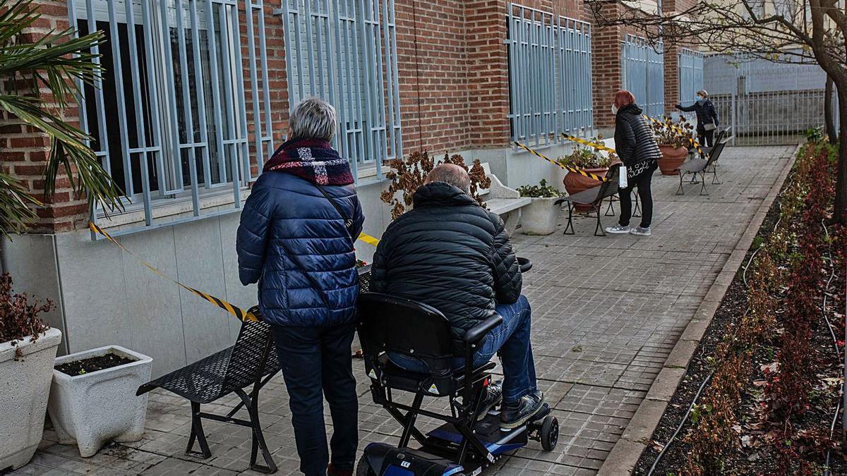 Familiares visitan a los internos en una residencia de ancianos. | Emilio Fraile