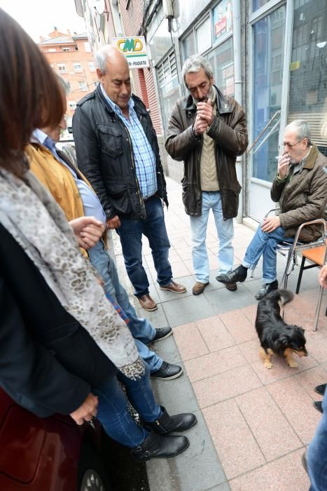 Josín entrega su perro "Trasgu" a Antonia Morales