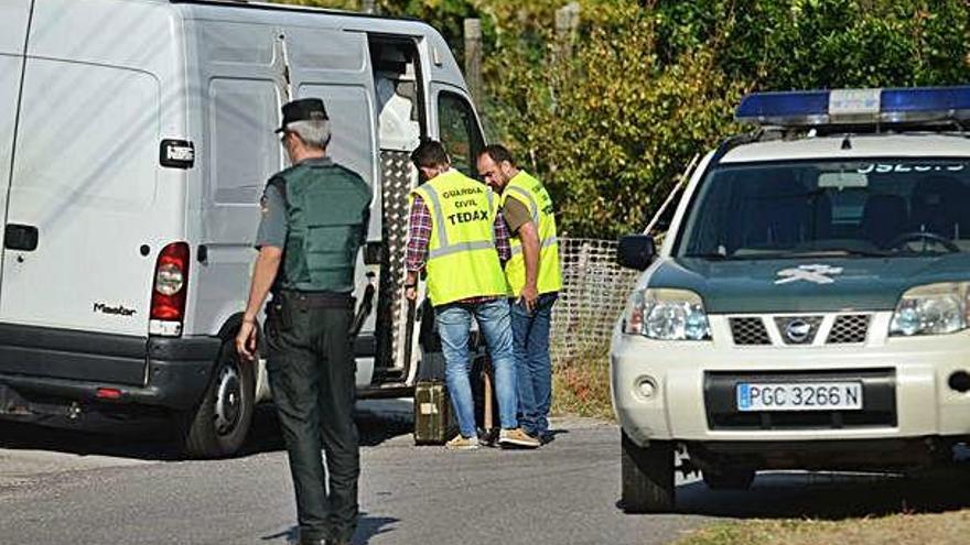 Agentes de la Guardia Civil, ayer, en Valga.