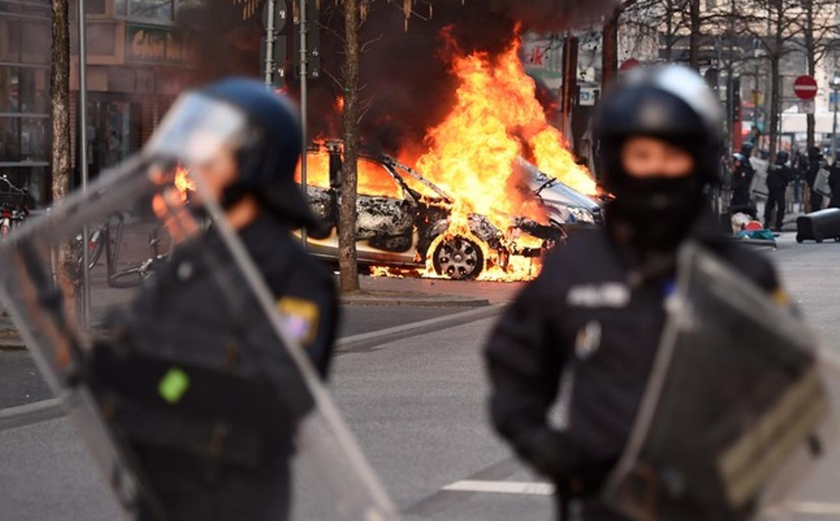 Policías antidisturbios vigilan las calles cercanas a la nueva sede del BCE donde se están produciendo las protestas.