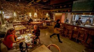 Interior de un restaurante del barrio de Sant Antoni.