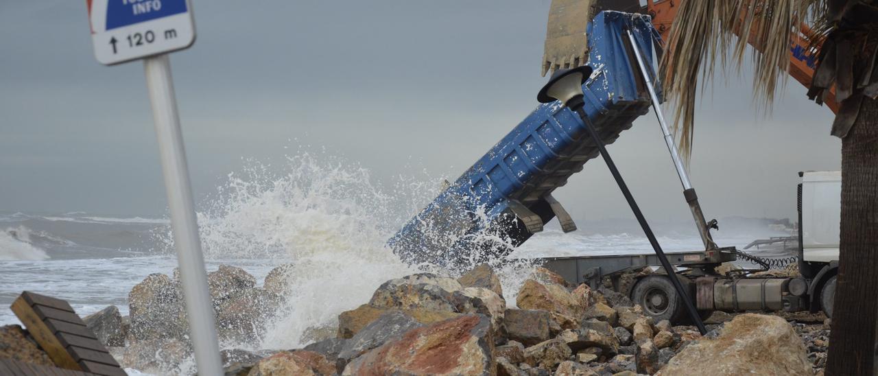 Apenas se han llevado a cabo actuaciones de parcheo tras los daños por los temporales en el litoral sur.