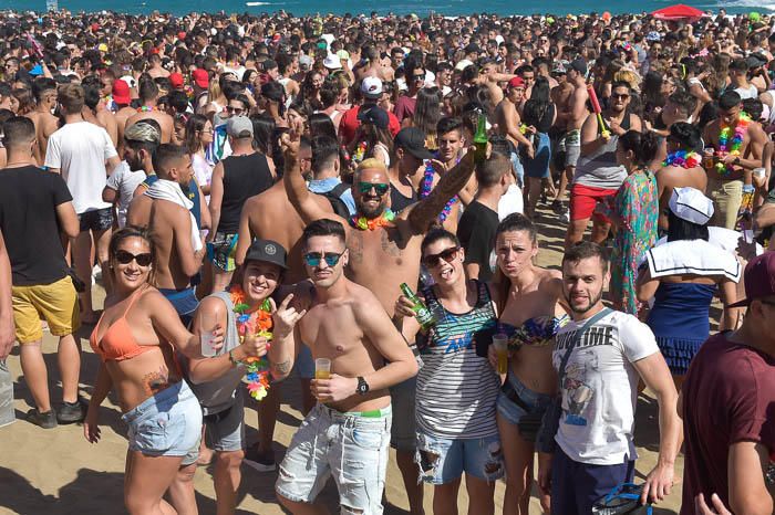 Fiesta de carnaval en la playa