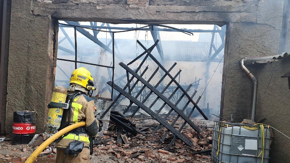 Bomber treballant en les tasques d'extinció d'un foc.